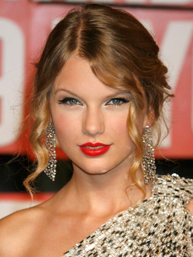 taylor swift eye makeup. Taylor Swift red lips makeup